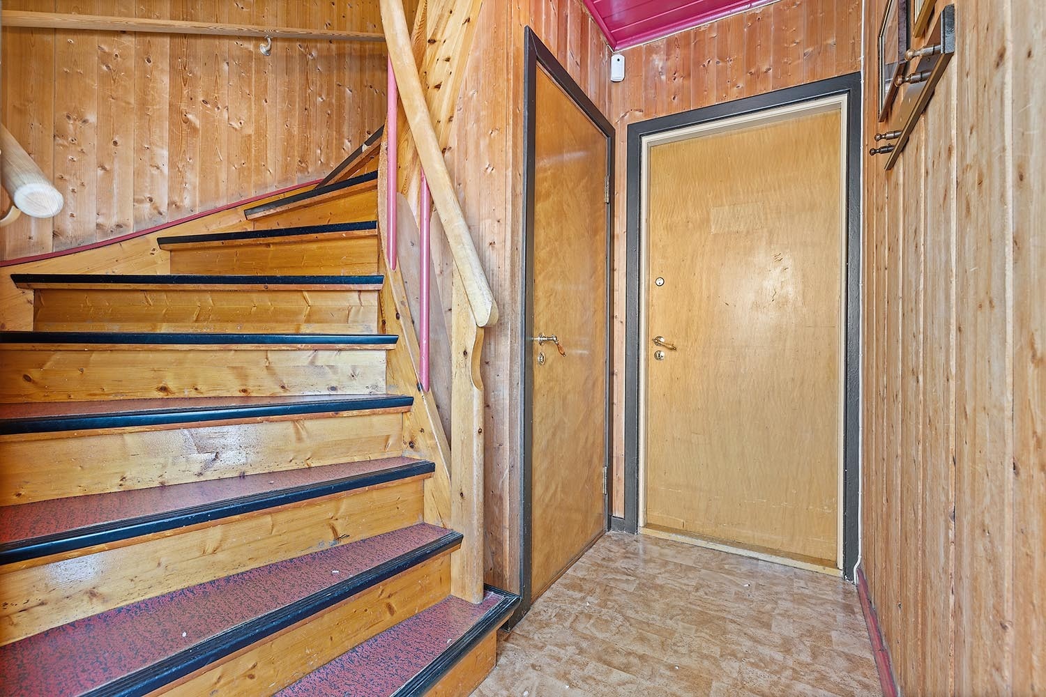 Trapp til 2. etasje Galleribilde