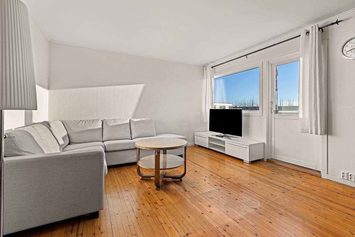 Stue 2. etasje med utgang til stor solrik sydvestvendt balkong Galleribilde