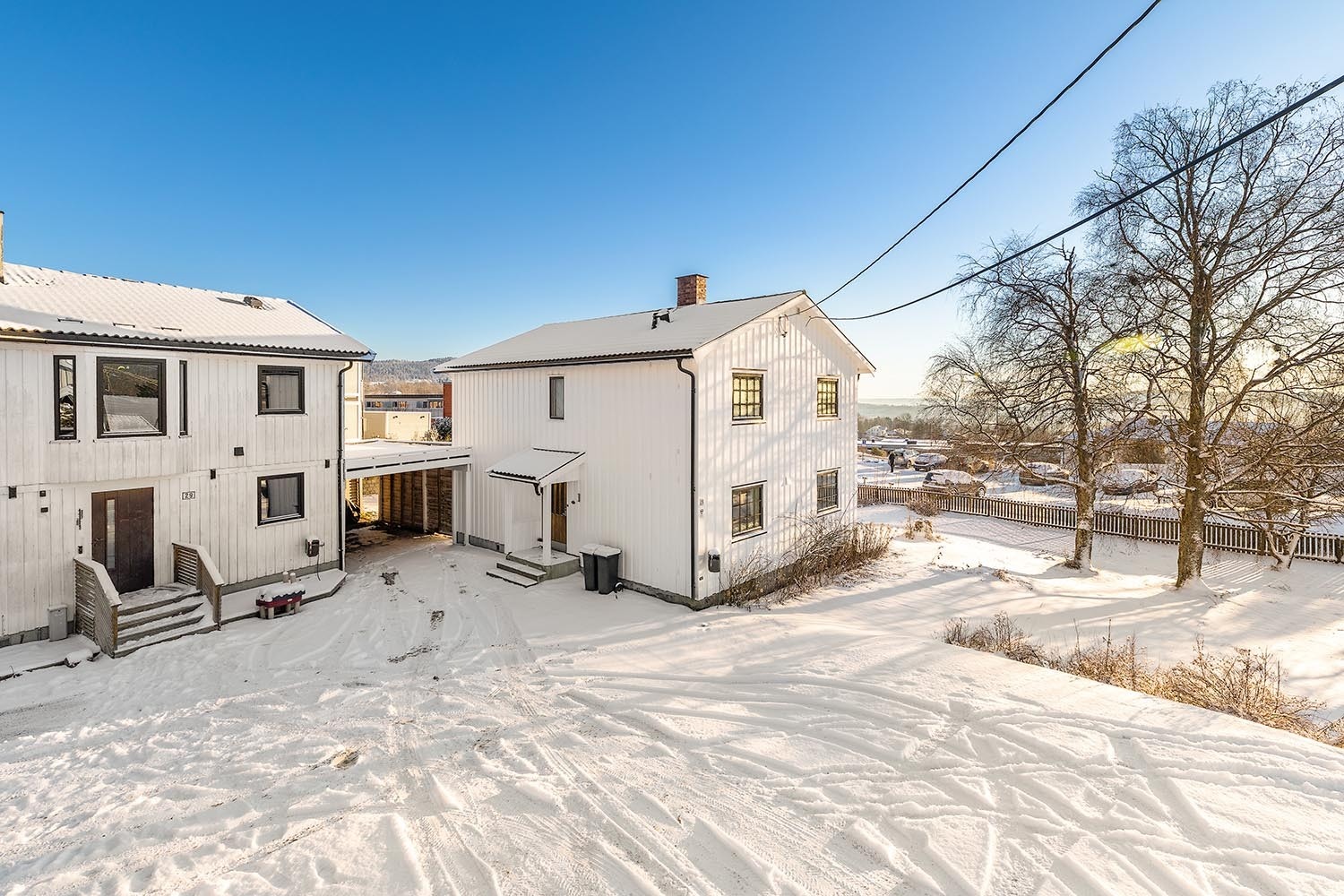 Velkommen til Rykkinnveien 29 / Boligen er lenket til nabohuset med en carport (som tilhører nr. 29). Galleribilde