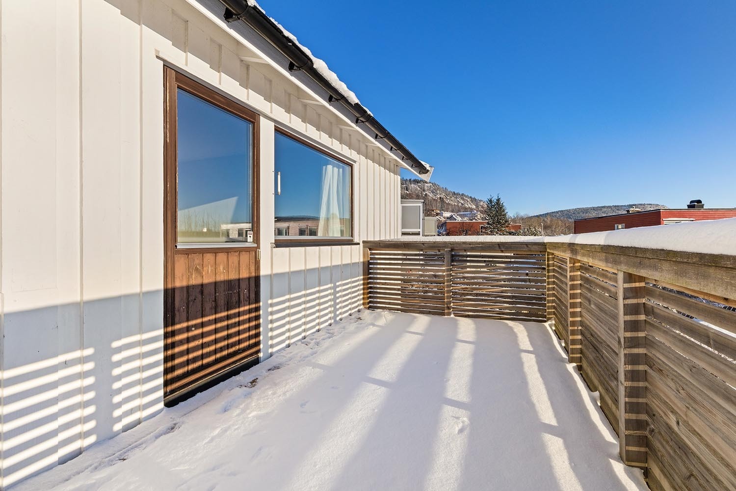 2. etasje: Stor solrik sydvestvendt balkong Galleribilde