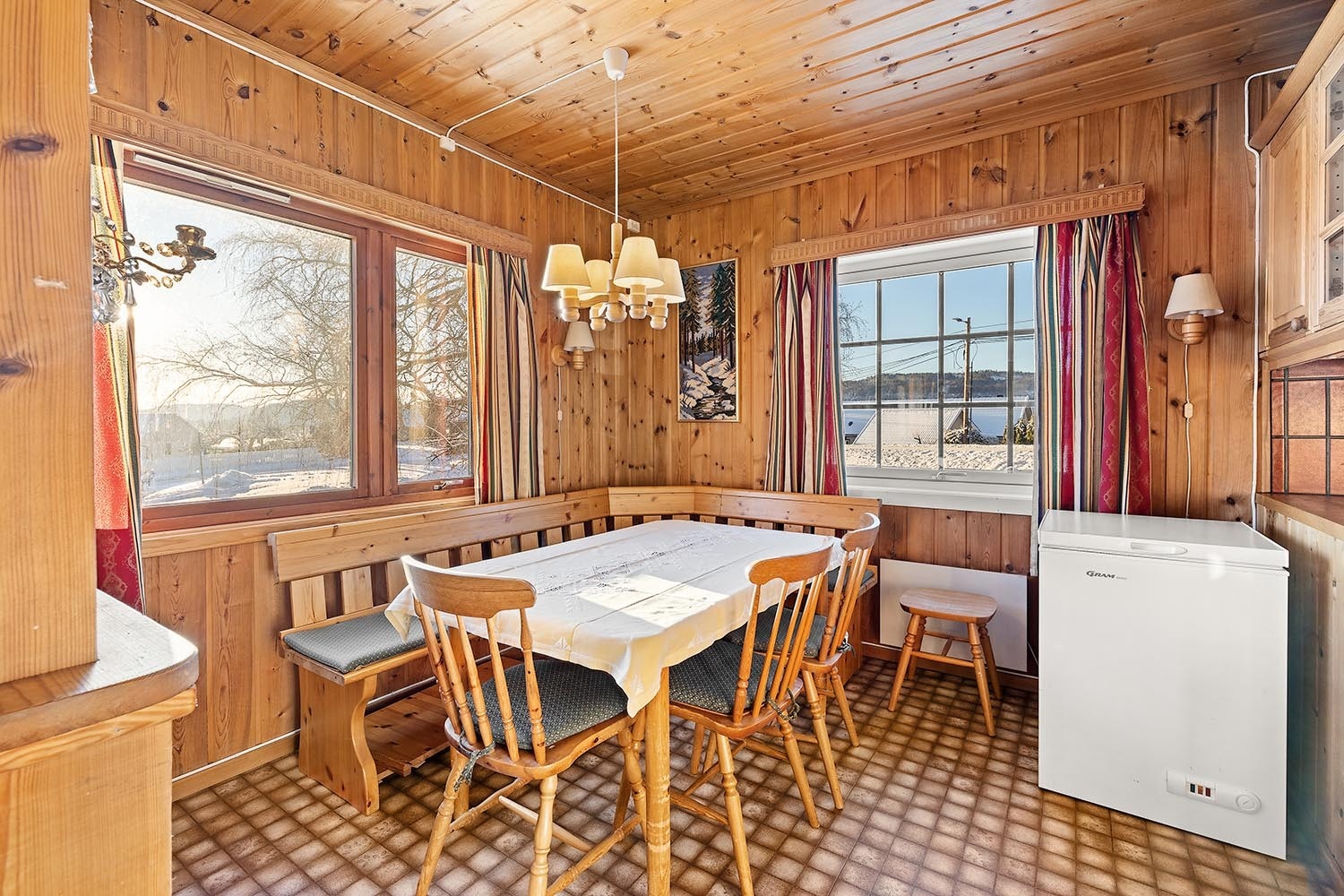 Kjøkkken og spisestue 1. etasje Galleribilde