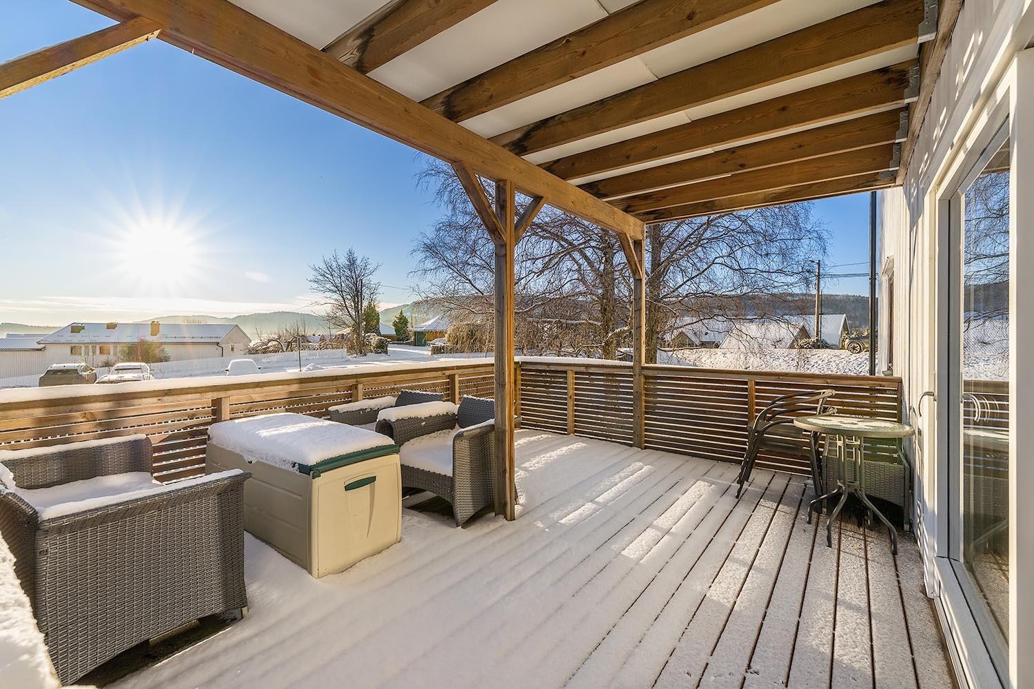 1. etasje: Stor solrik sydvestendt terrasse Galleribilde