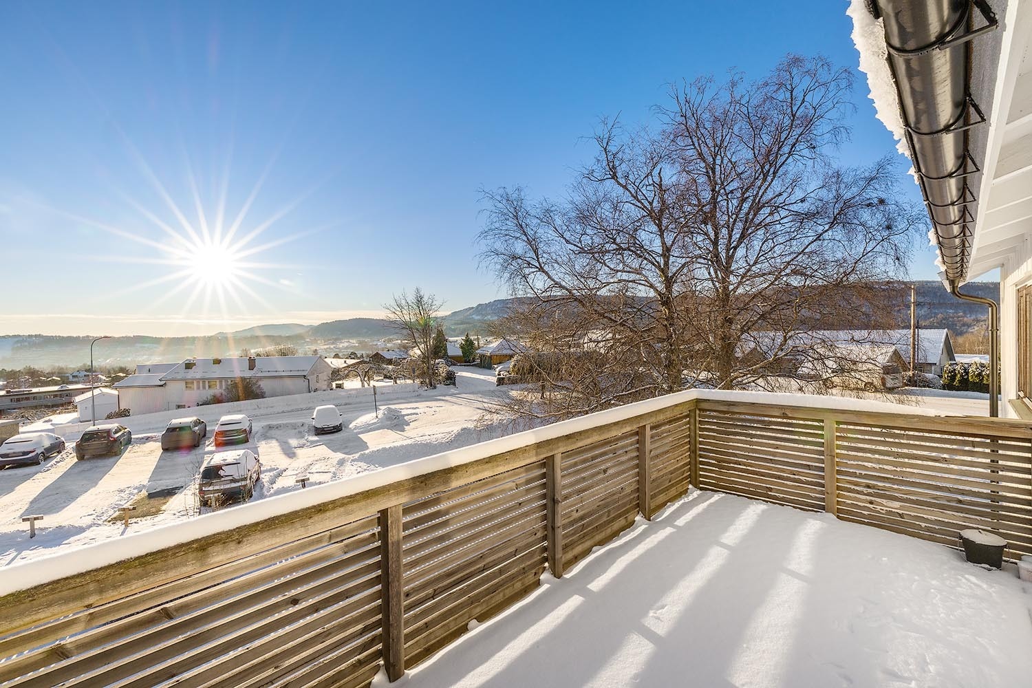 2. etasje: Stor solrik sydvestvendt balkong Galleribilde