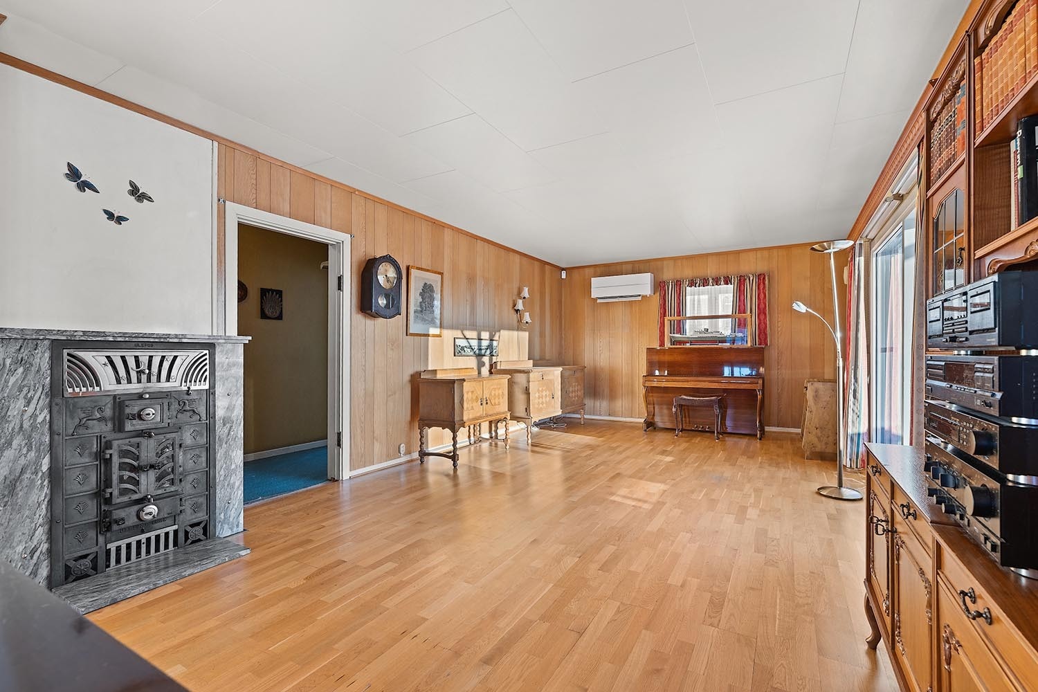 Stue 1. etasje med utgang til stor solrik sydvestvendt terrasse Galleribilde