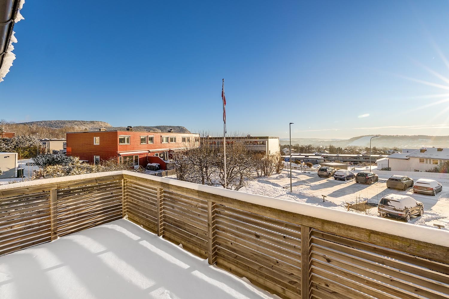 2. etasje: Stor solrik sydvestvendt balkong Galleribilde