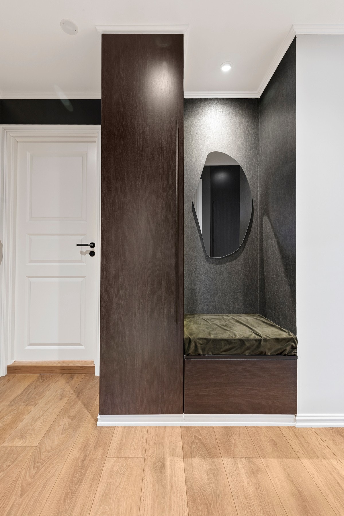 Plassbygget garderobeløsning med integrert sittebenk - både praktisk og stilrent Galleribilde