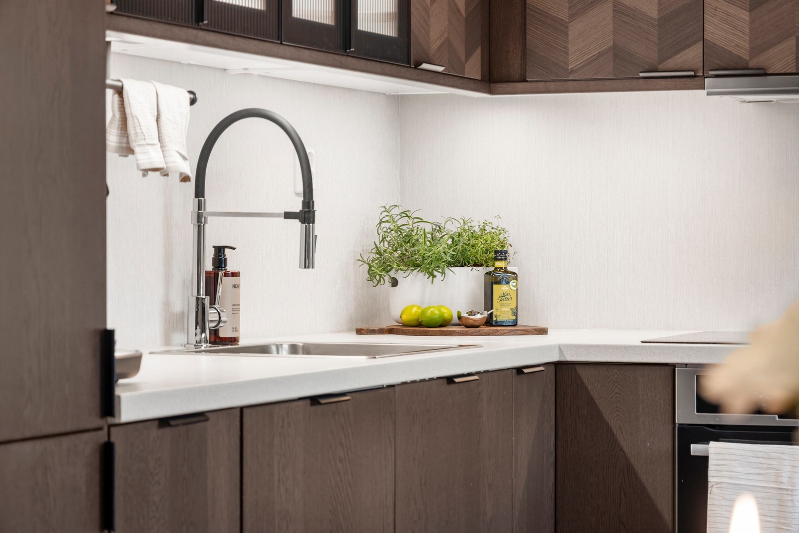 Kjøkkenet har lekre detaljer og et moderne preg Galleribilde