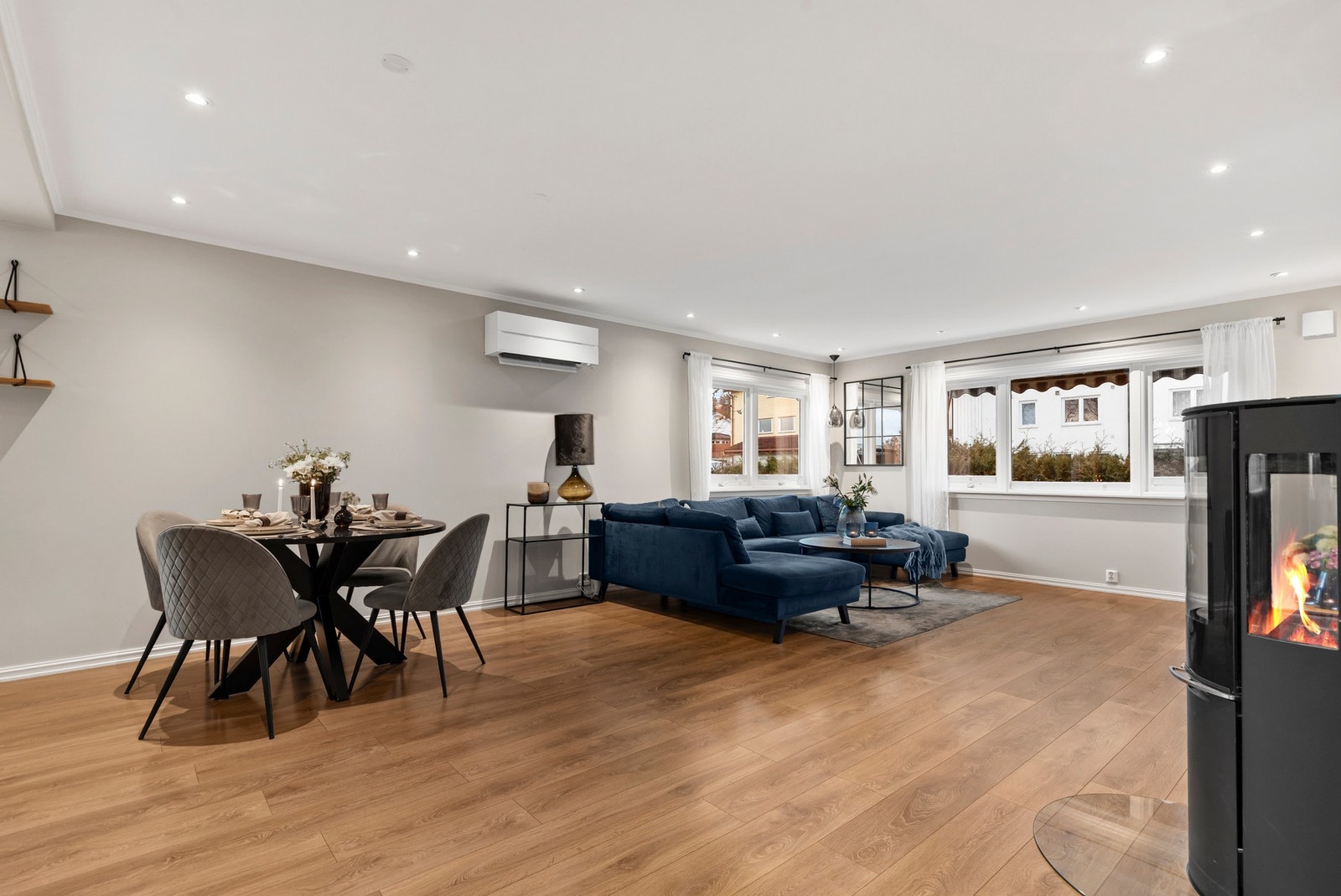 Romslig og pen stue med åpen kjøkkenløsning Galleribilde