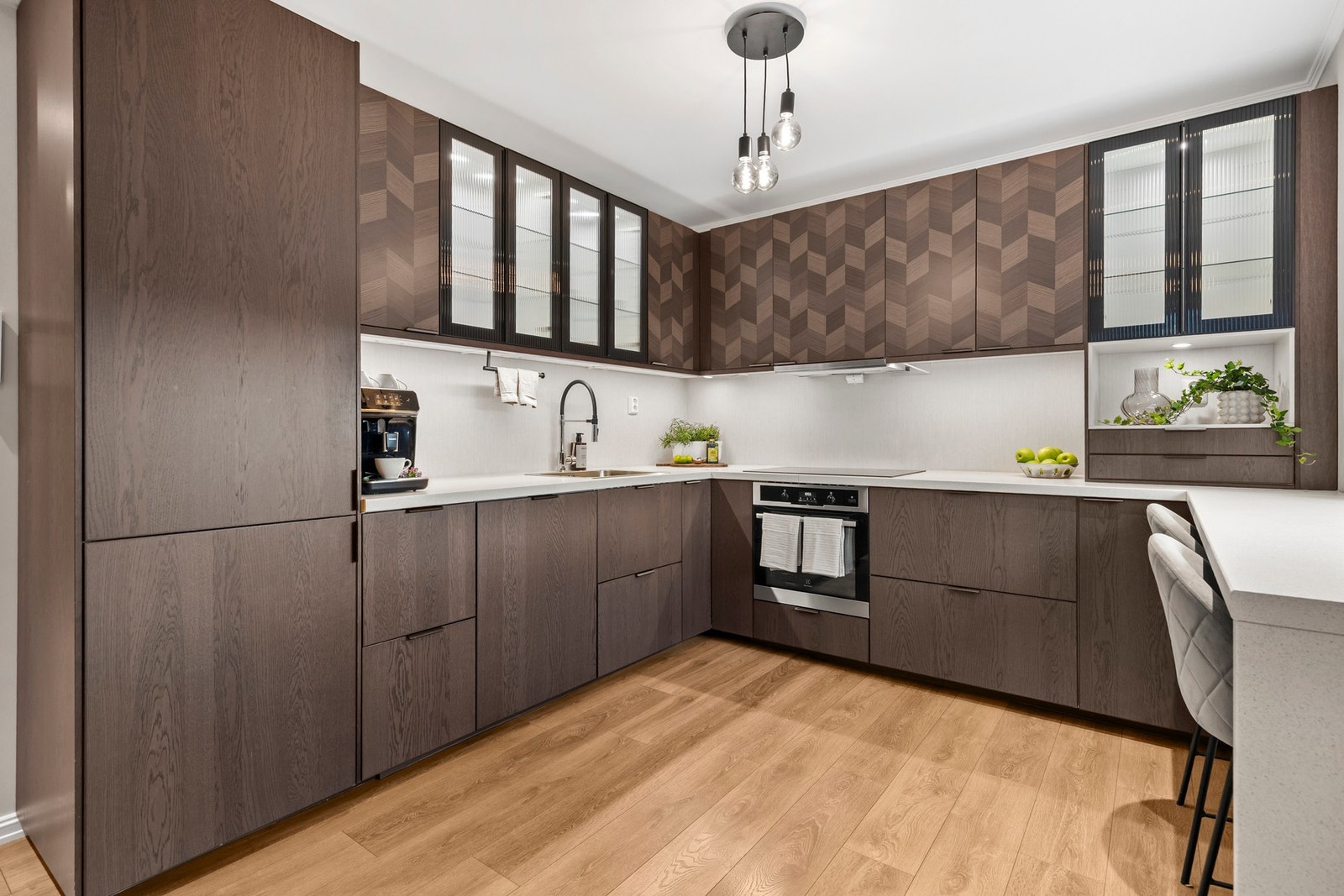 Lekker kjøkkeninnredning med glatte fronter og benkplate av laminat Galleribilde