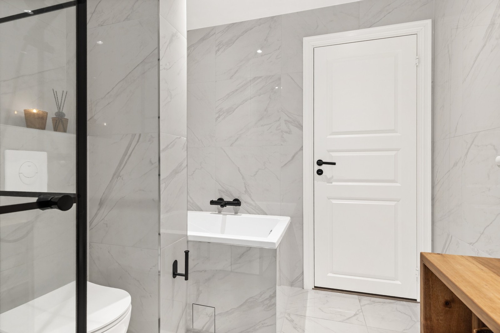 Rommet har elektriske varmekabler og elektrisk styrt vifte Galleribilde