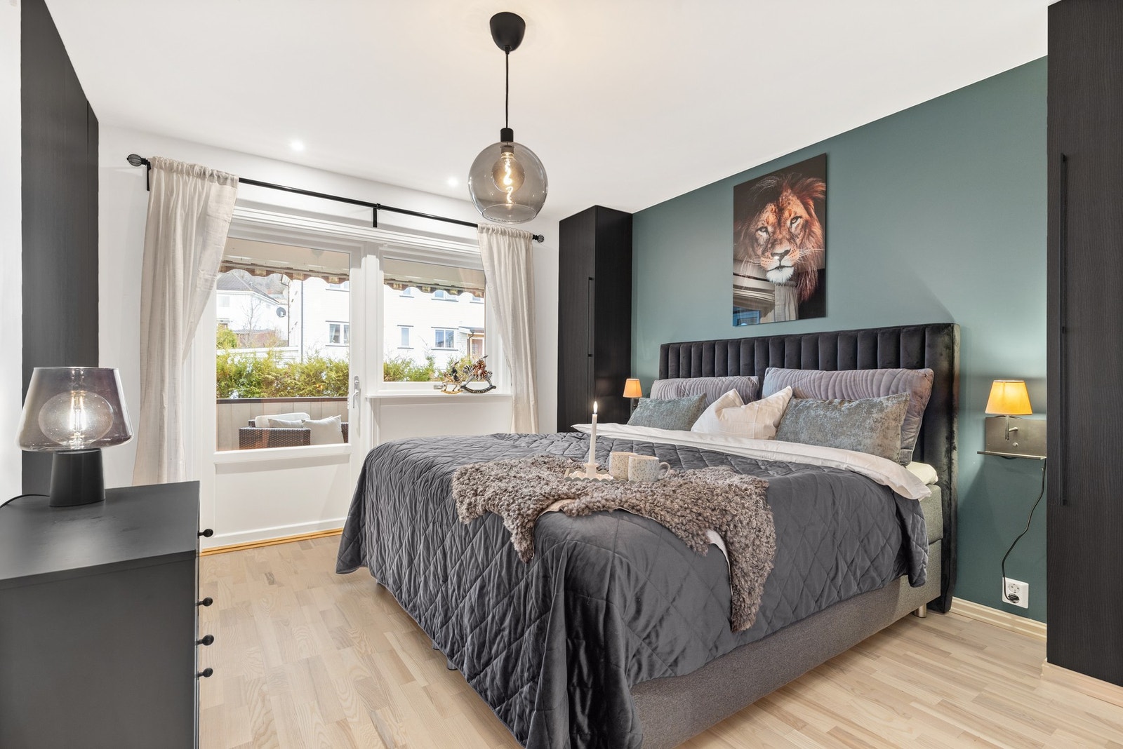 Leiligheten har totalt to soverom, begge med 3-stavs parkettgulv og slette vegg- og himlingsflater Galleribilde