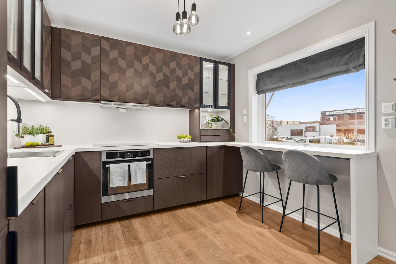 Kjøkkenet er utstyrt med integrerte hvitevarer, herunder kjøl/fryseskap, oppvaskmaskin, induksjonstopp og stekeovn Galleribilde