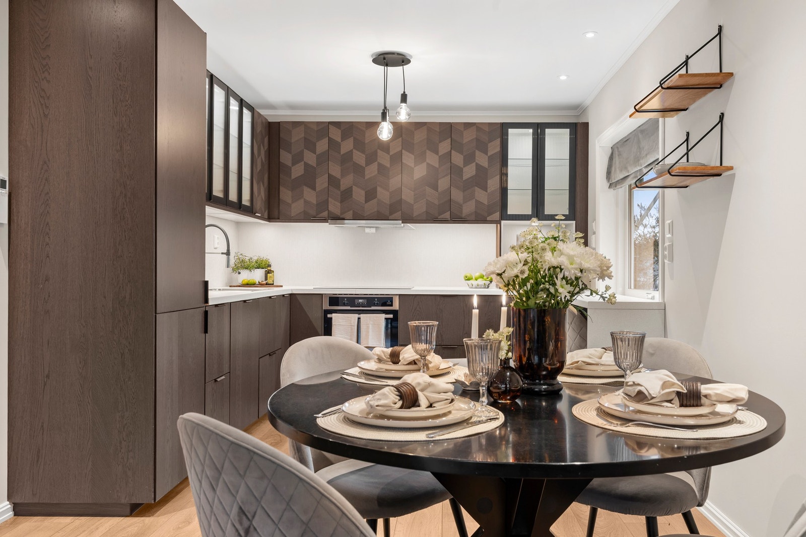 Det er god plass til spisebord tilknyttet kjøkkenet, eller montering av kjøkkenøy om ønskelig Galleribilde