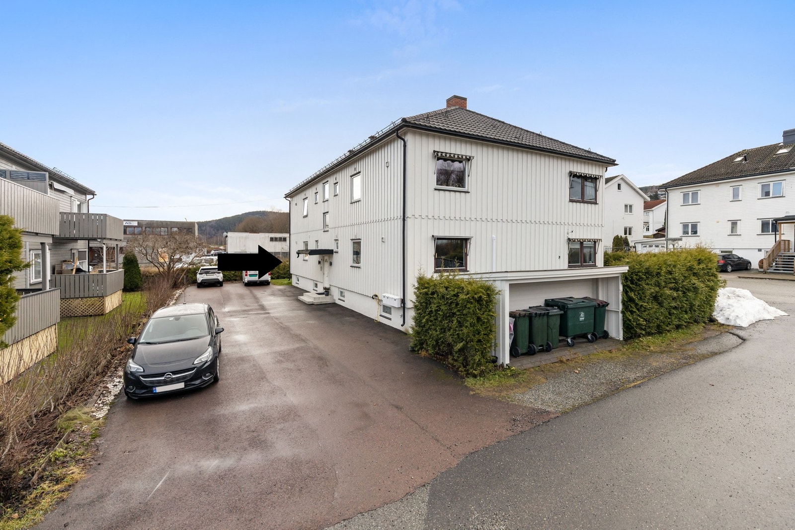 Fin internbeliggenhet i høy 1. etasje med parkering rett utenfor Galleribilde