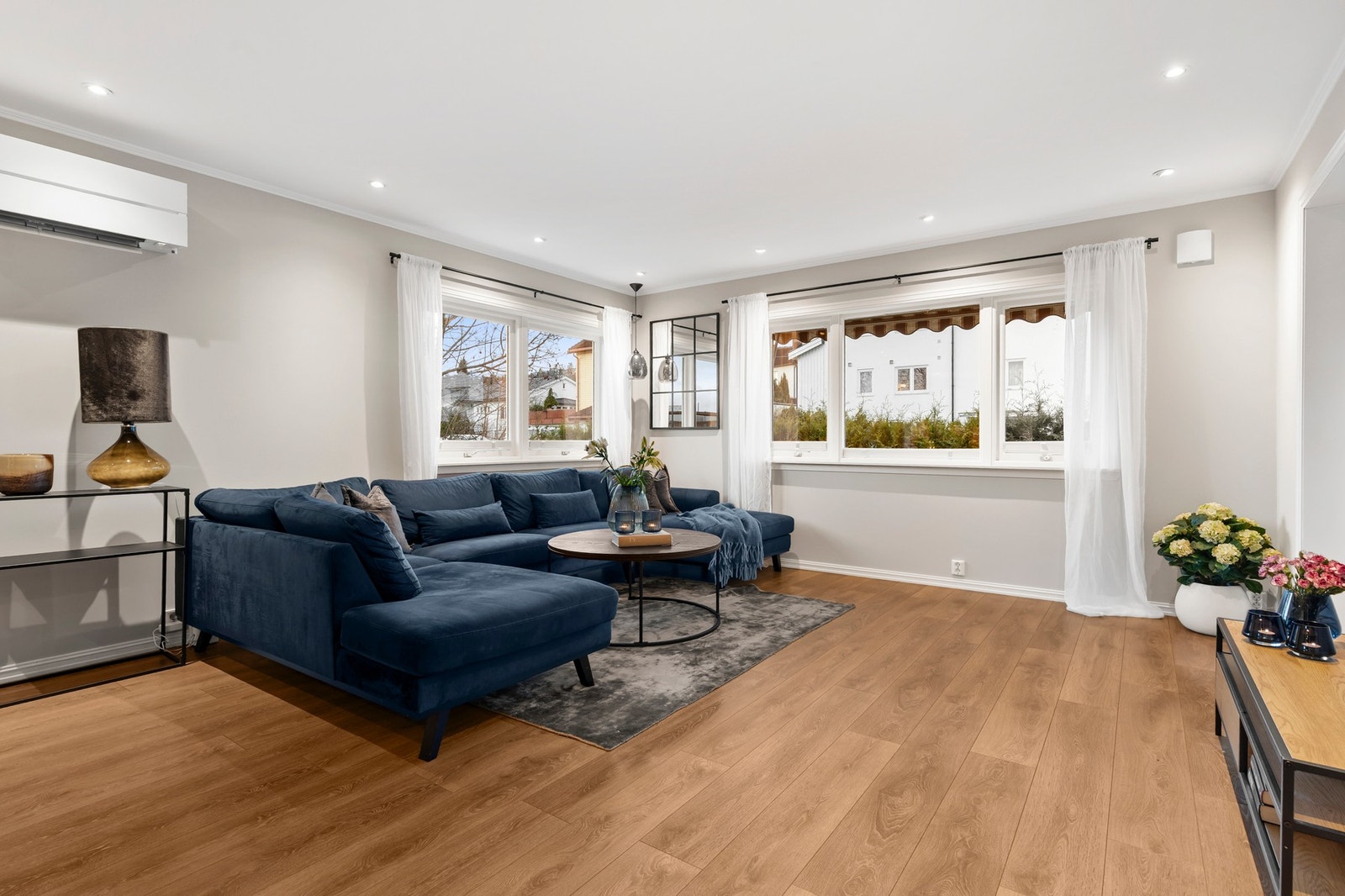 Rommet har utstrakt bruk av downlights og lysinnslipp fra to sider Galleribilde