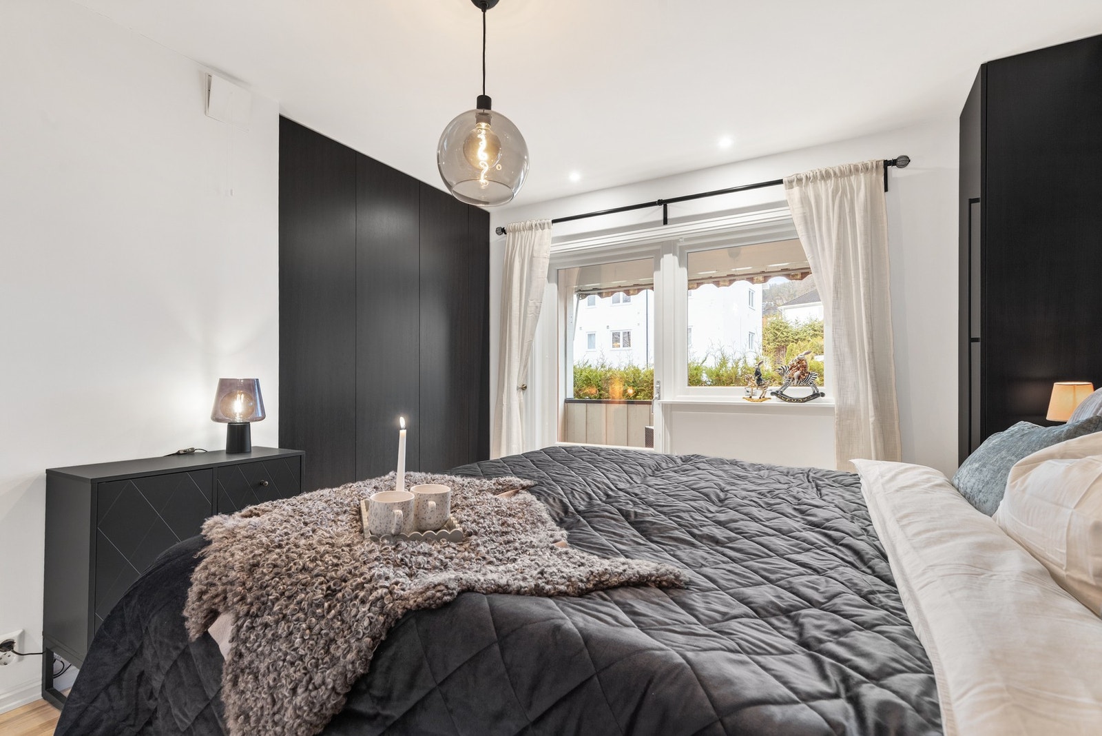 Hovedsoverommet har fin plass til dobbeltseng og nattbord, samt integrert garderobe Galleribilde