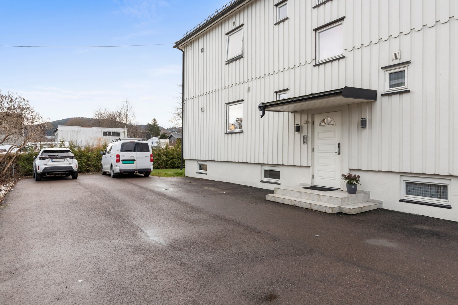 Leiligheten disponerer to parkeringsplasser i gårdsplass Galleribilde