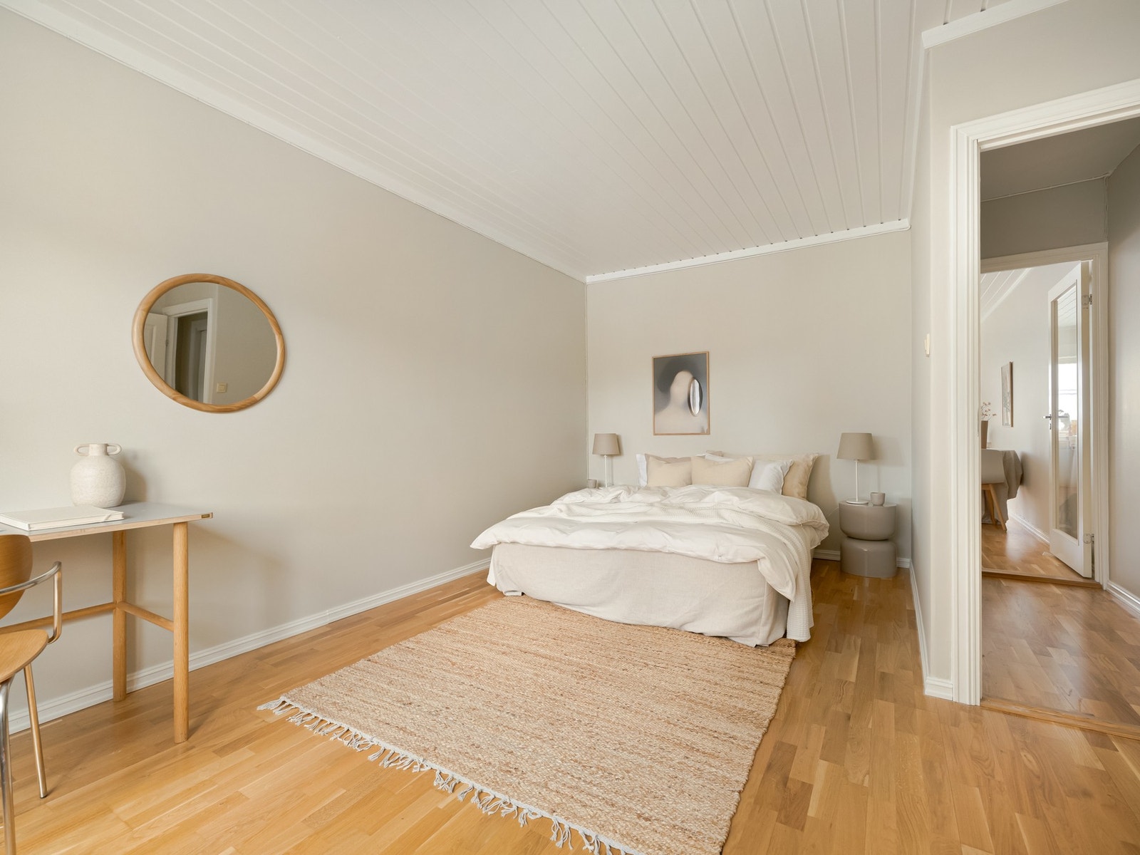 Det er av svært god størrelse, med plass til dobbeltseng og tilhørende nattbord. Galleribilde