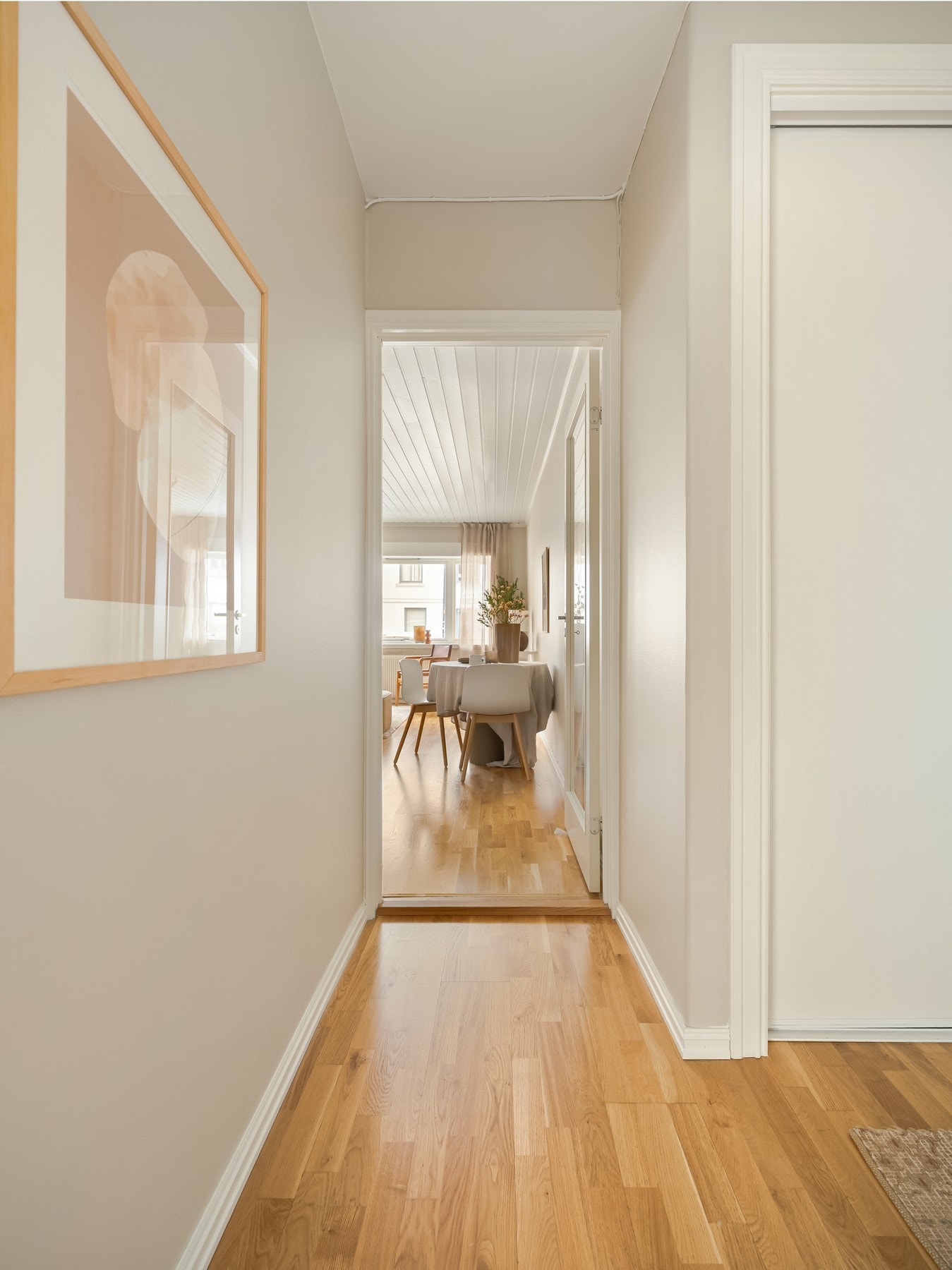 Tvers over gangen finner vi det første av totalt to soverom. Galleribilde