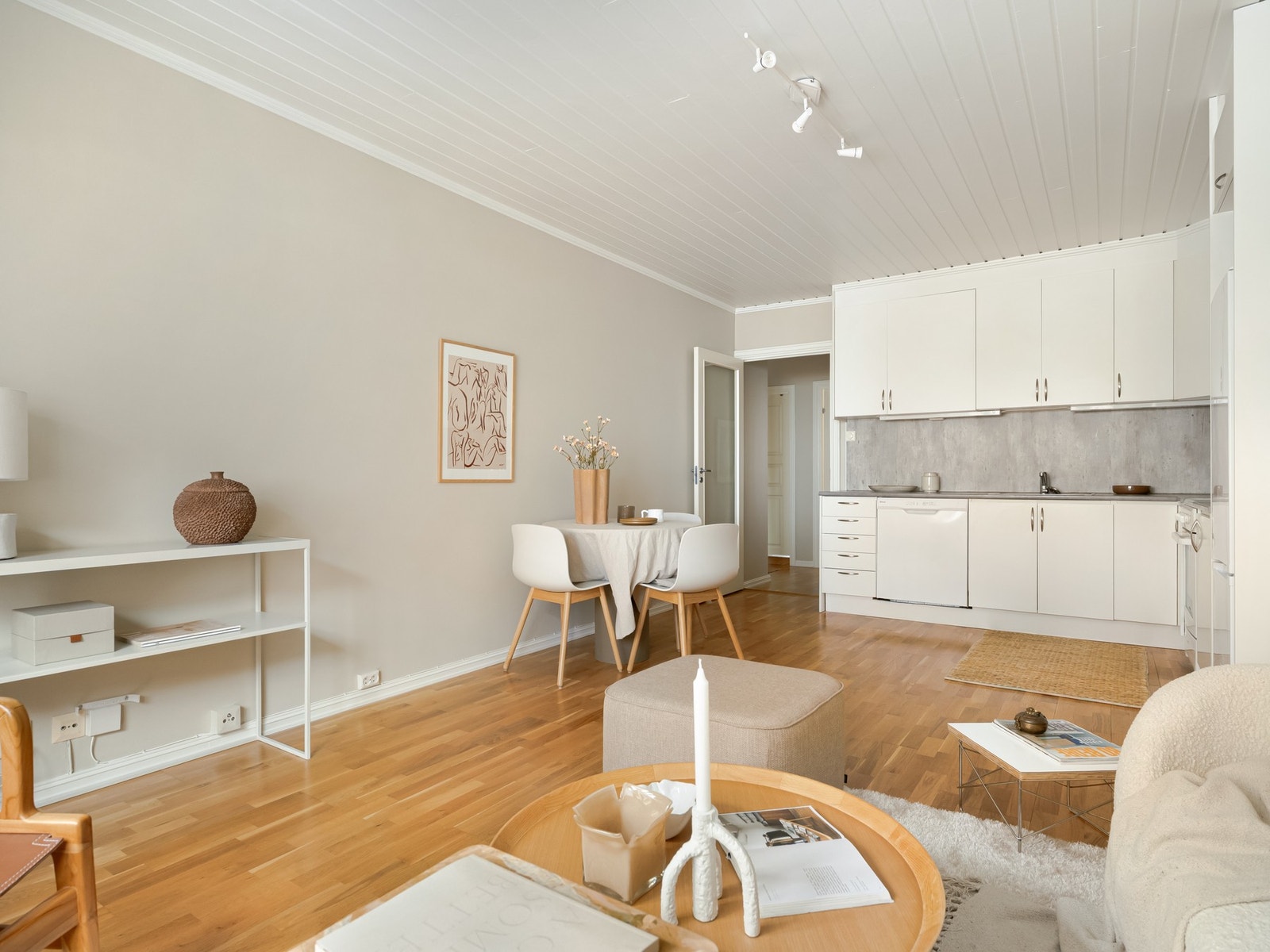 Det er også god plass til et større spisebord. Galleribilde