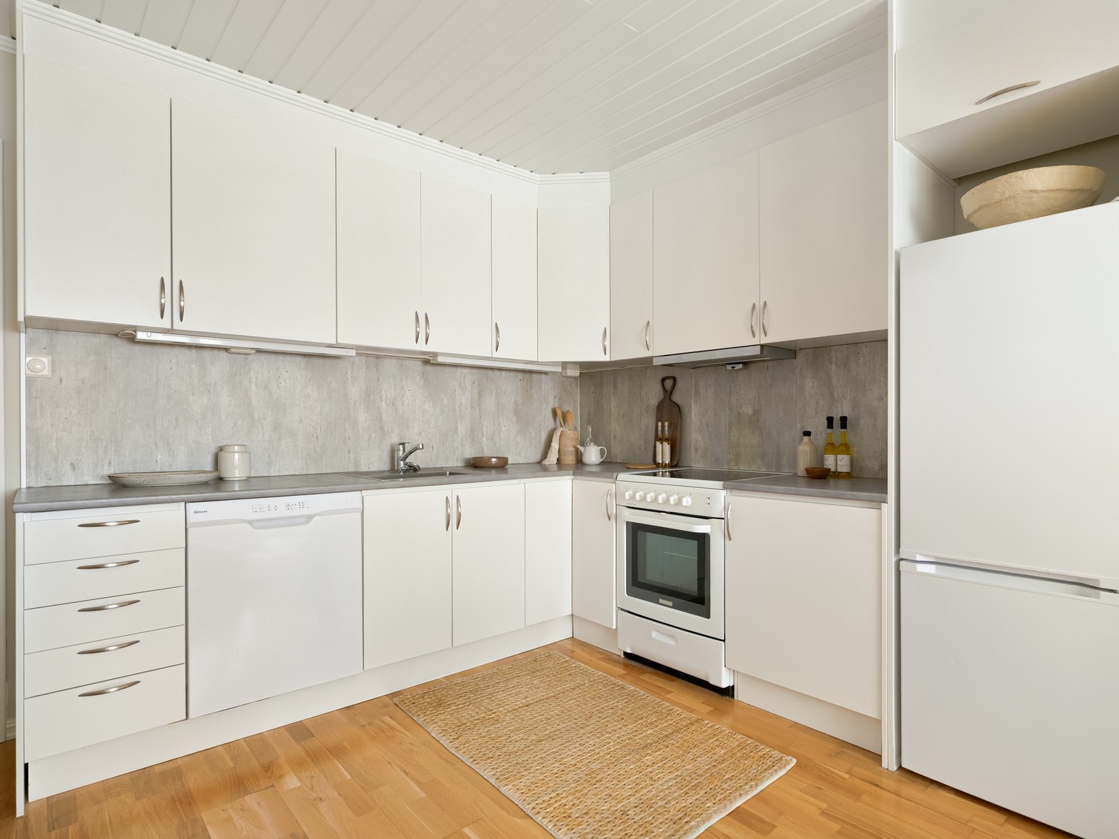 Det er godt med lagringsplass i over- og underskap. Galleribilde