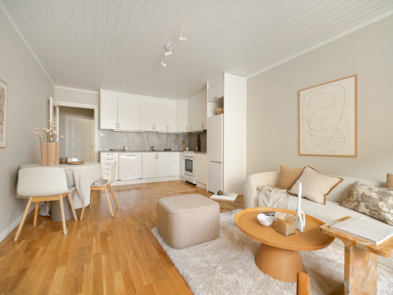 Og det ville vært unaturlig å beskrive stuen uten å nevne kjøkkenet, for disse rommene henger fint sammen i en åpen løsning. Galleribilde