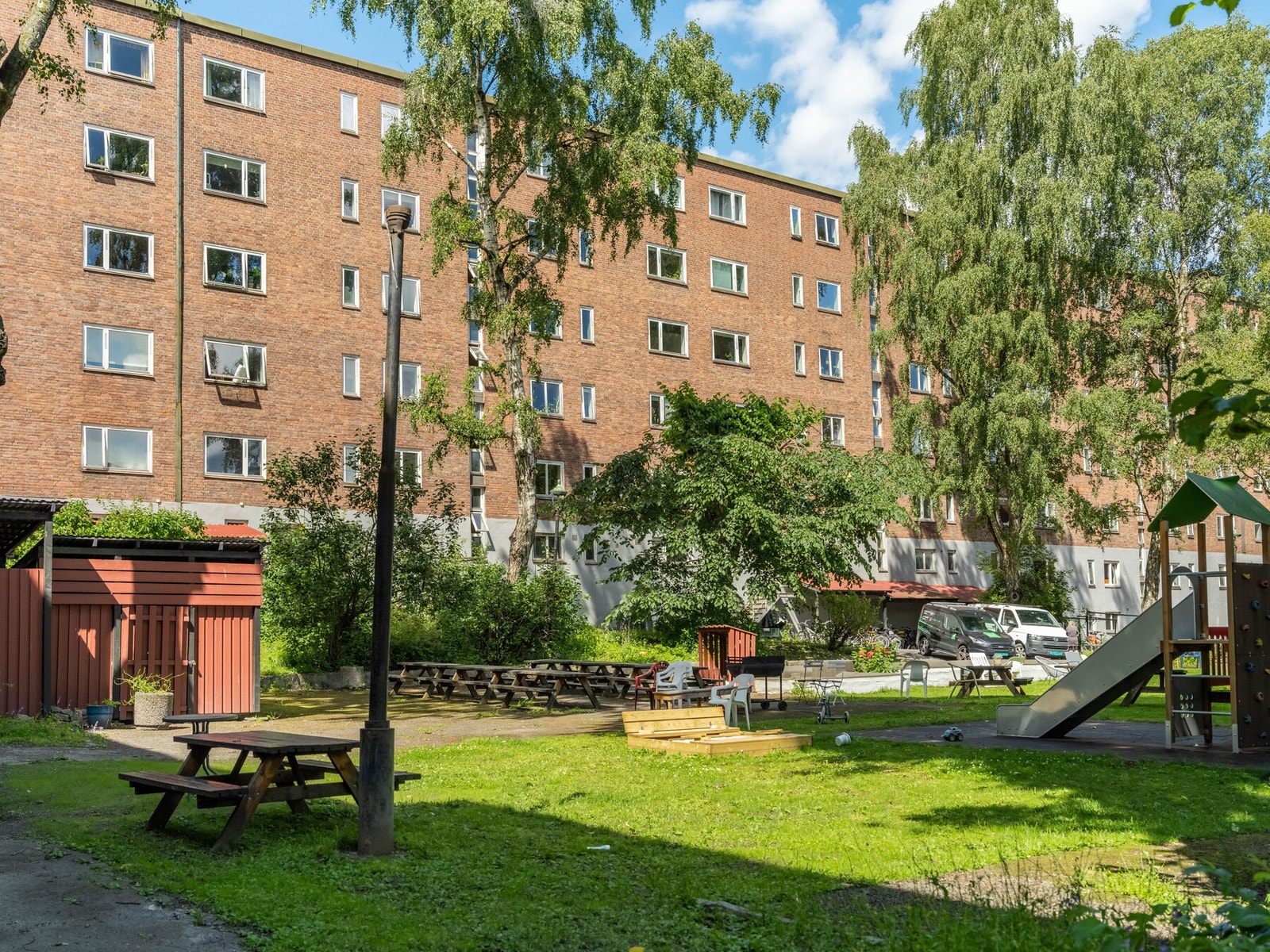 Her er det sitteplasser og lekeplass for de minste. Galleribilde