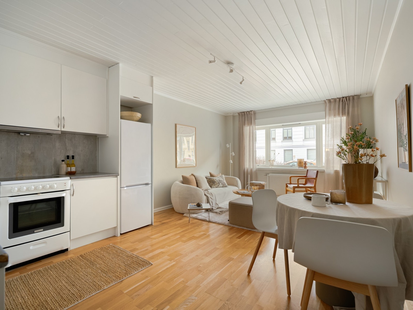 Vi fortsetter i det som vil være ditt naturlige oppholdsrom, nemlig den fine stuen. Galleribilde