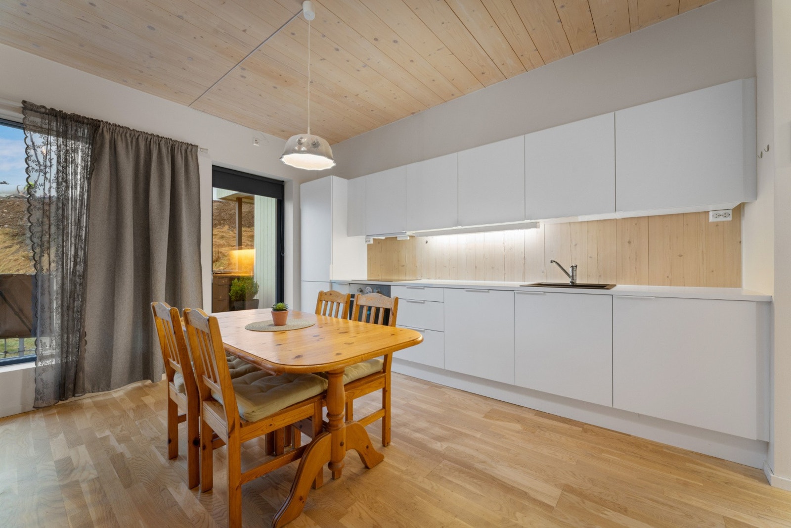 Alt i alt et lyst og innbydende kjøkken som innbyr til matlaging og hyggelige måltider Galleribilde