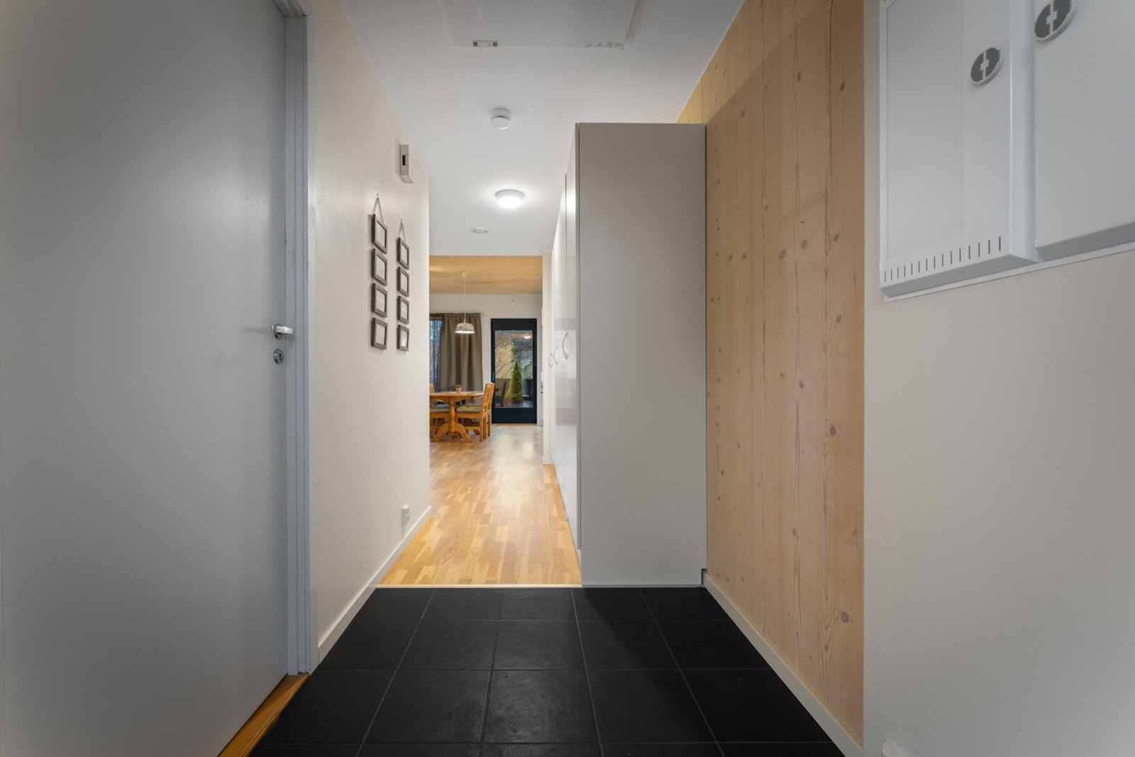 Boligens entré er flislagt med varmekabler i gulv for ekstra komfort Galleribilde