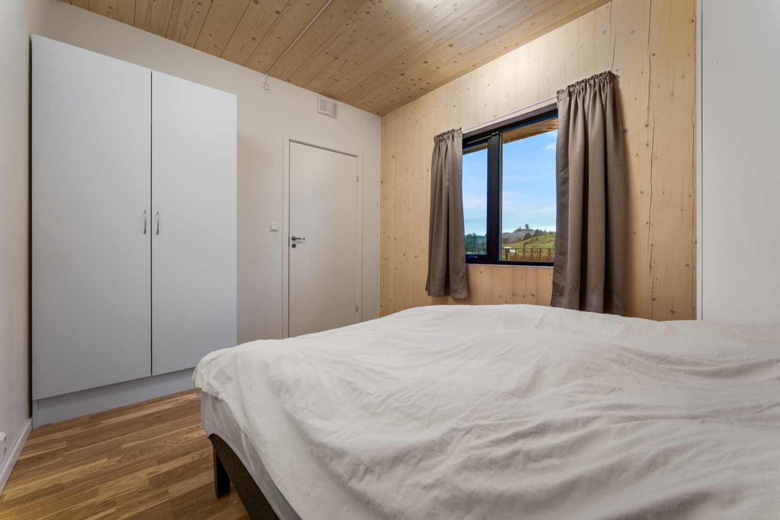 Her er det god plass til både seng og garderobe Galleribilde