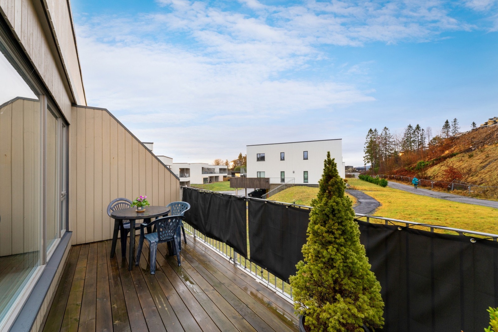 Terrassen på 10 kvm gir god plass til sittegruppe og eventuelt grill Galleribilde
