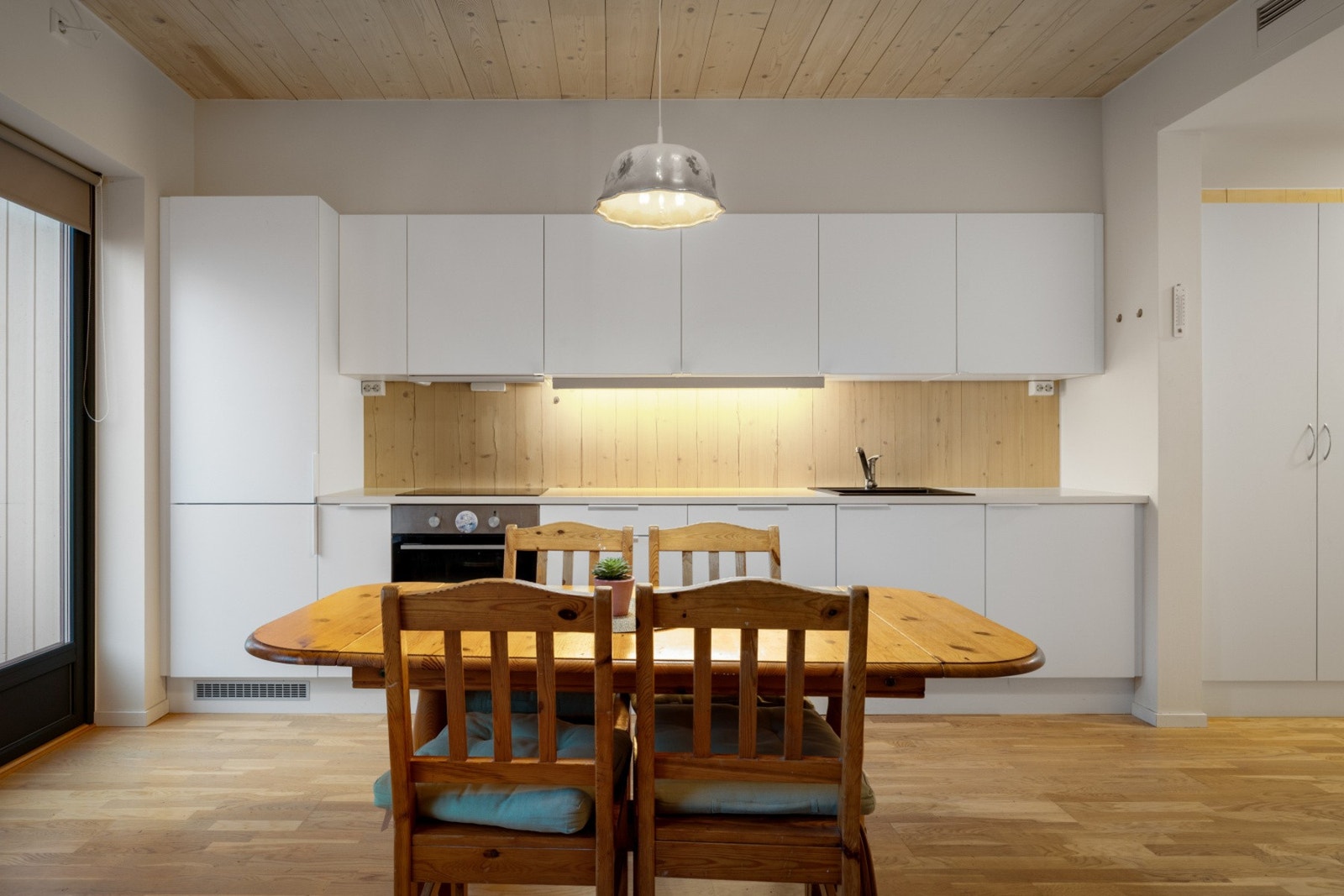 Stue/ kjøkken har et totalt areal på 20 kvm som gjør det enkelt å innrede rommet inn i forskjellige soner Galleribilde