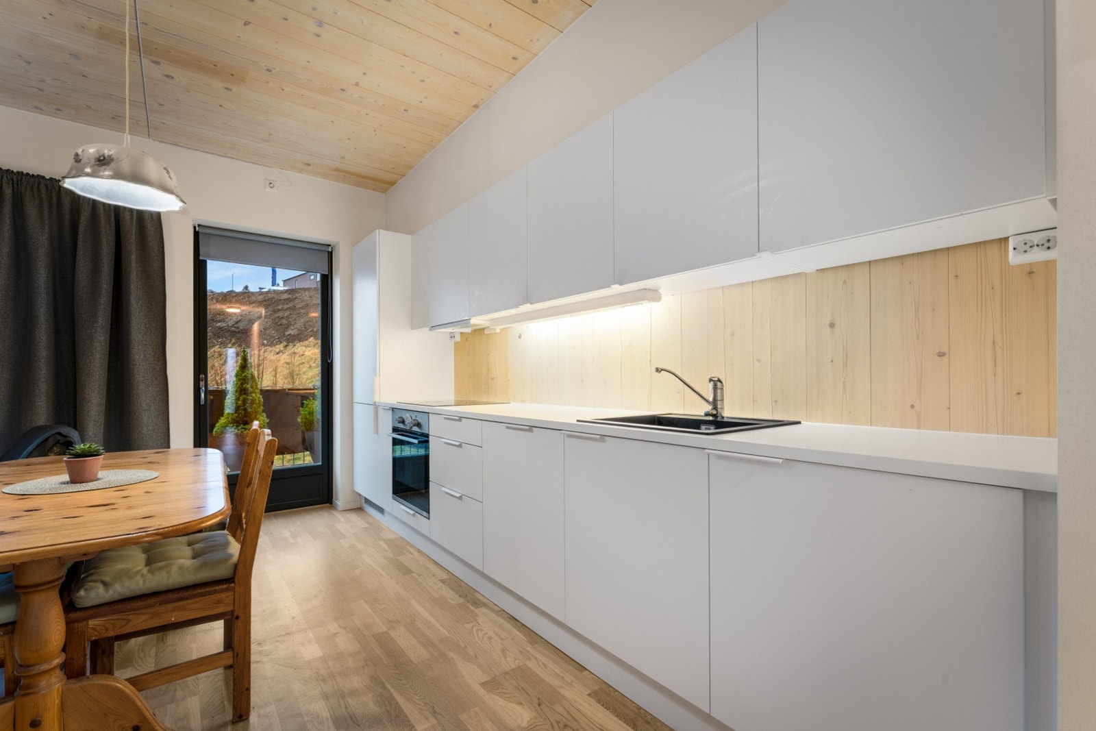 Benkeplaten er av laminat, som er både slitesterk og lett å vedlikeholde Galleribilde