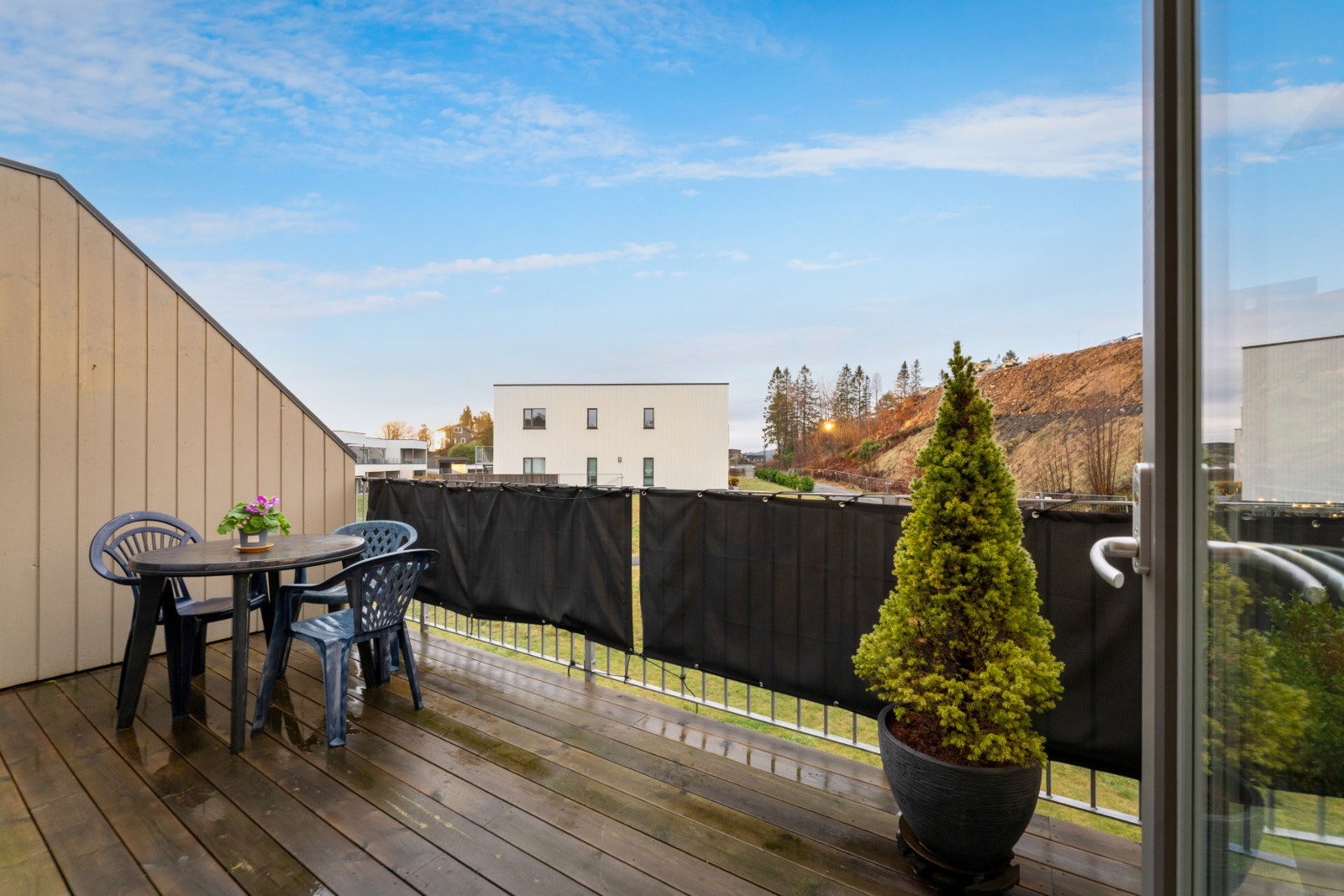 Fra stuen er det også direkte adkomst til sydvestvendt terrasse med gode solforhold gjennom store deler av dagen Galleribilde