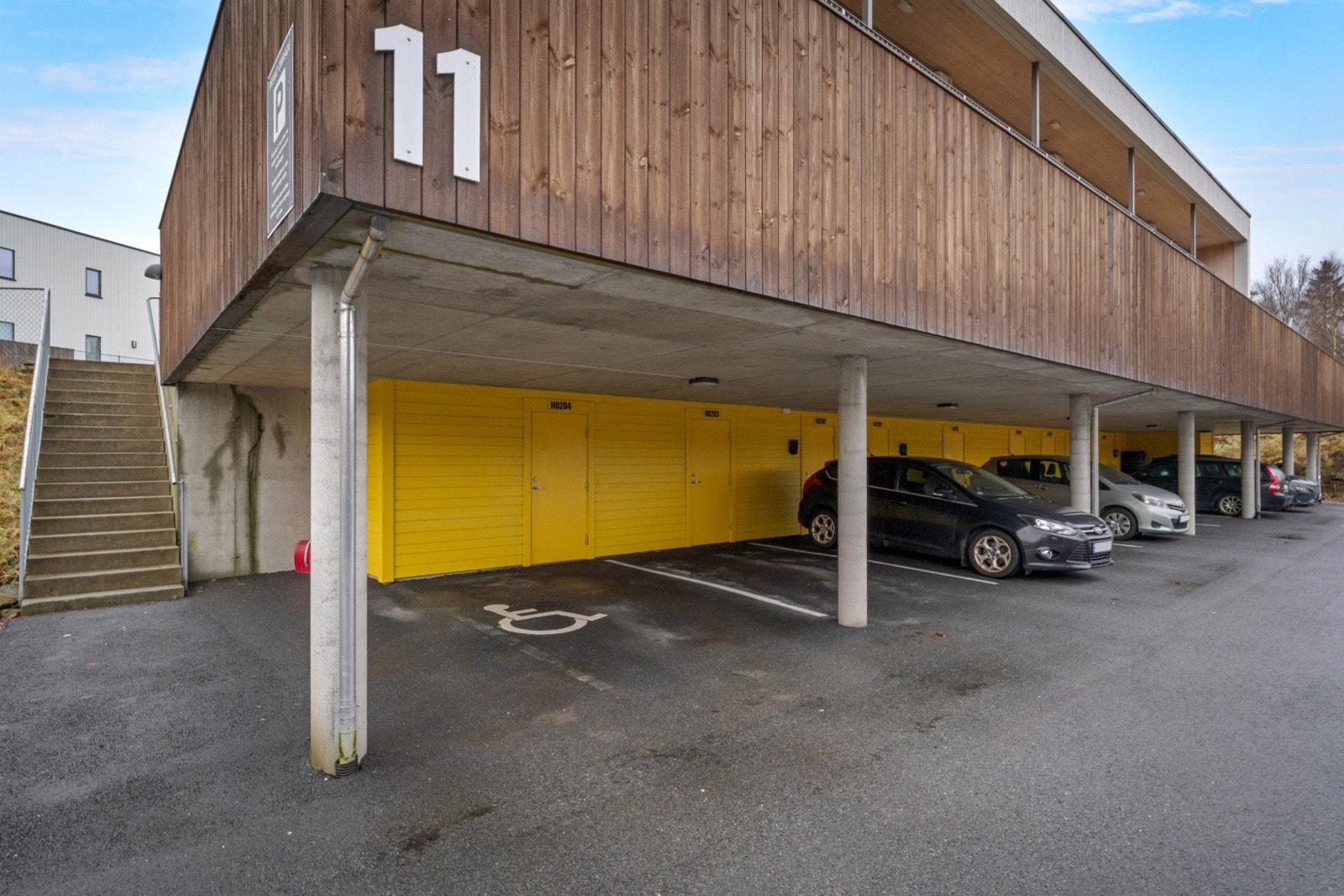 Med boligen følger også fast parkeringsplass i carport og bod på 5 kvm under bygget Galleribilde