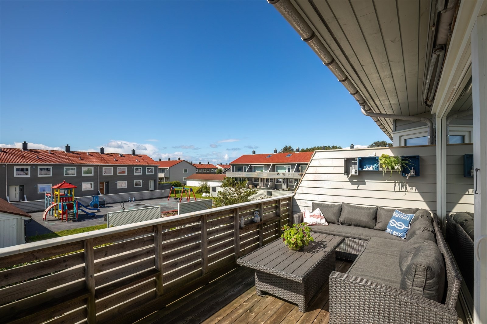 Balkong med sittegruppe gir et komfortabelt sted for avslapning. Galleribilde