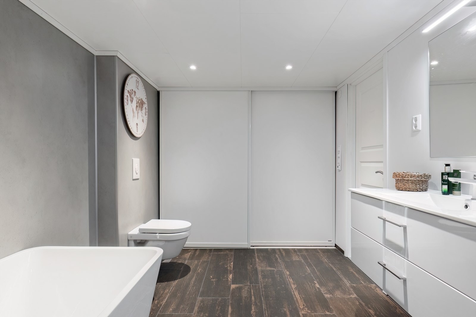 Skyvedørsgarderobe gir enkel tilgang til oppbevaringsrom. Galleribilde