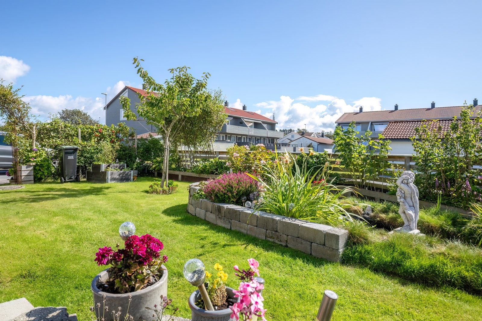 Hagen har variert beplantning og velholdte grønne områder. Galleribilde