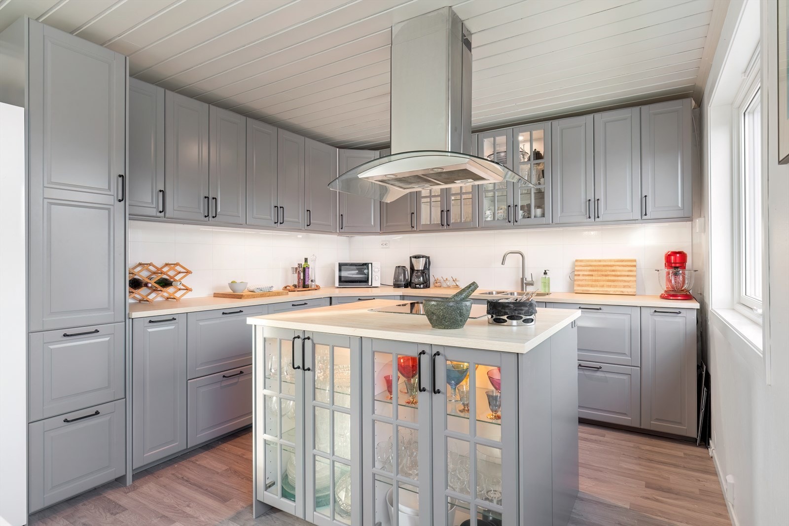 God skapplass og praktisk benkeplate gir ryddig kjøkkenområde. Galleribilde