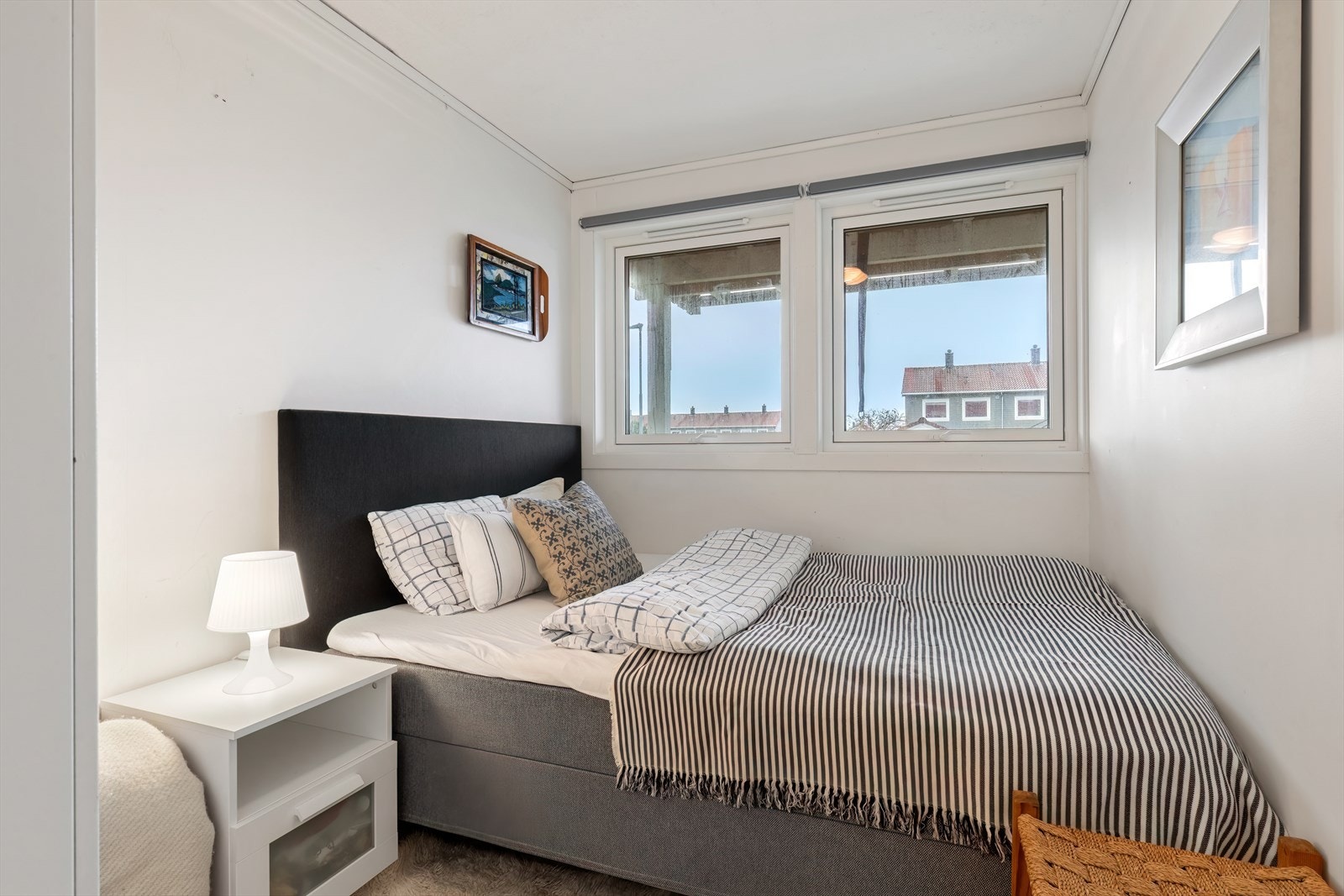 Plass til dobbeltseng og nattbord i soverommet. Galleribilde