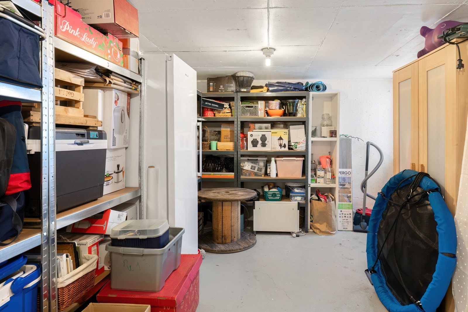 Boden i kjelleren har eksponert betong på vegger og gulv Galleribilde