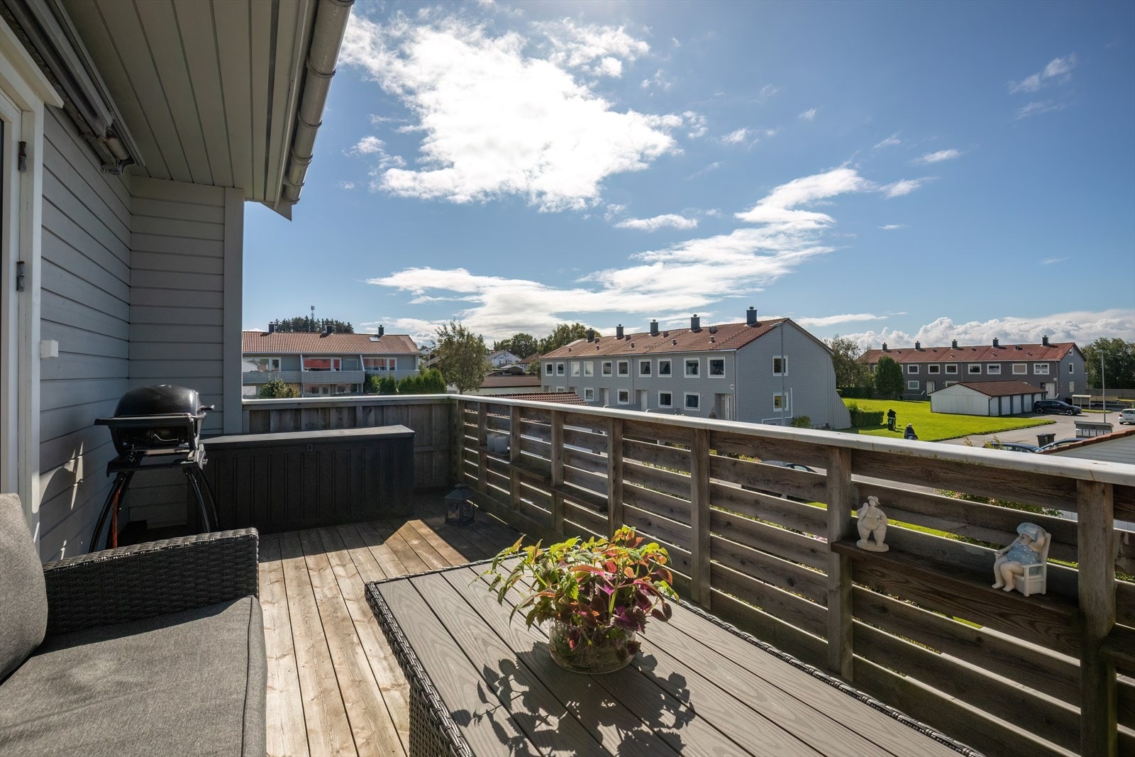 Utsyn mot nabolaget fra balkongen gir et innblikk i det omkringliggende området. Galleribilde