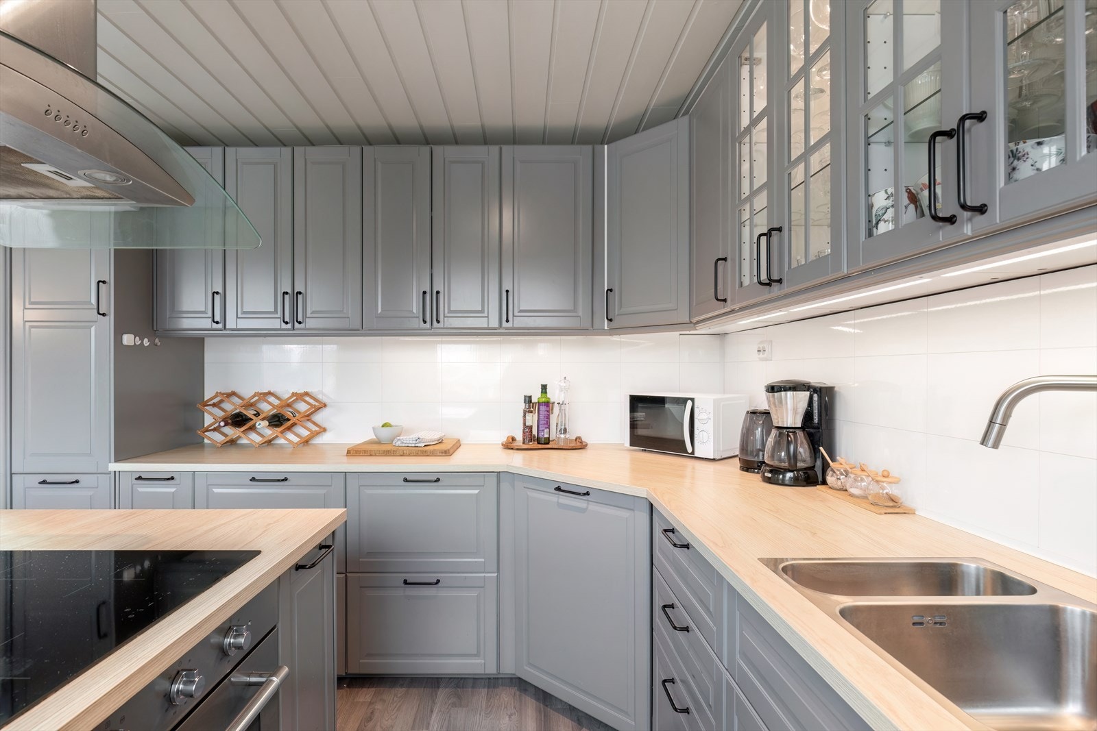 Kjøkken - Integrerte hvitevarer og komposittbenkeplate Galleribilde