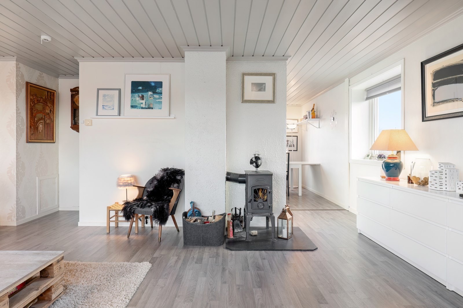 Vedovn i støpejern gir jevn varme og er plassert på brannsikker plate. Galleribilde