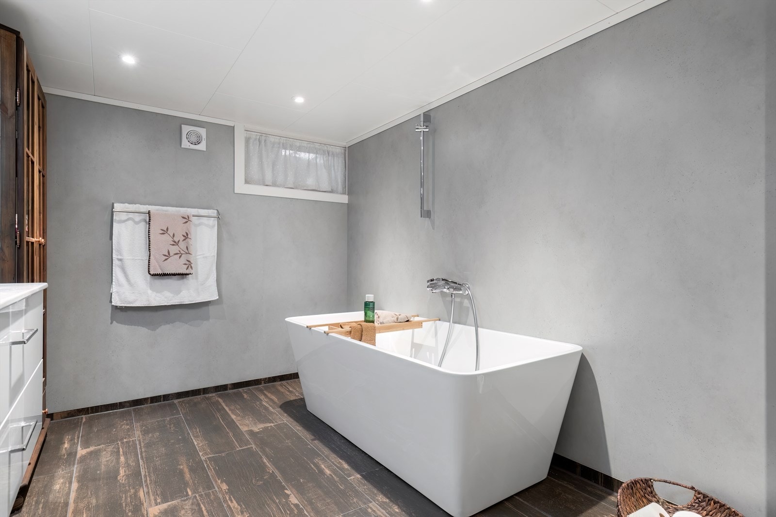 Bad i kjeller: Frittstående badekar med dusjgarnityr gir en fleksibel baderomsløsning. Galleribilde