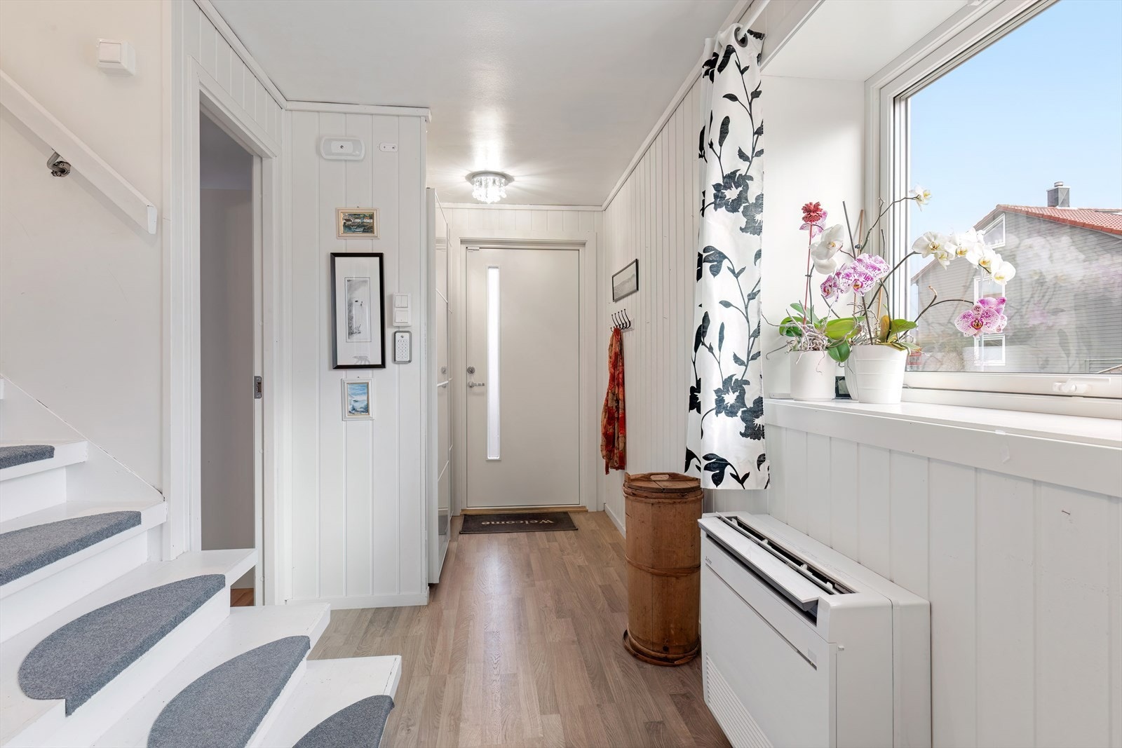 Gang , med trapp opp til stuen Galleribilde