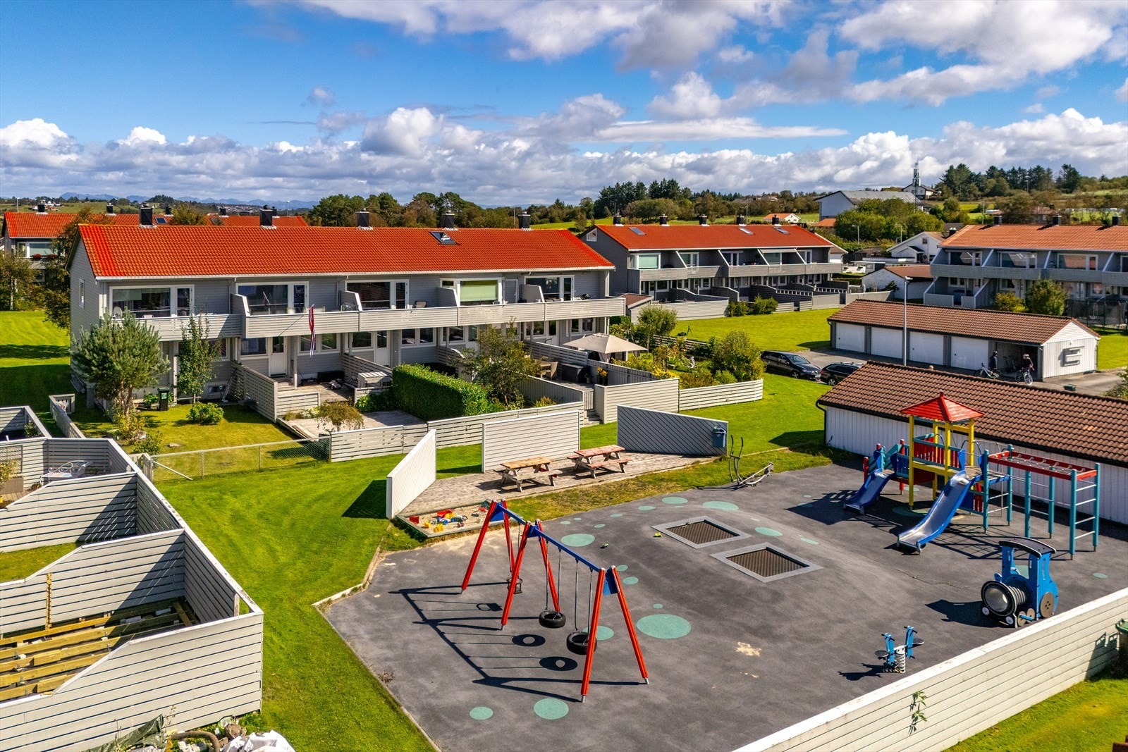 Lekeplass i nærområdet gir gode aktivitetsmuligheter for barn. Galleribilde