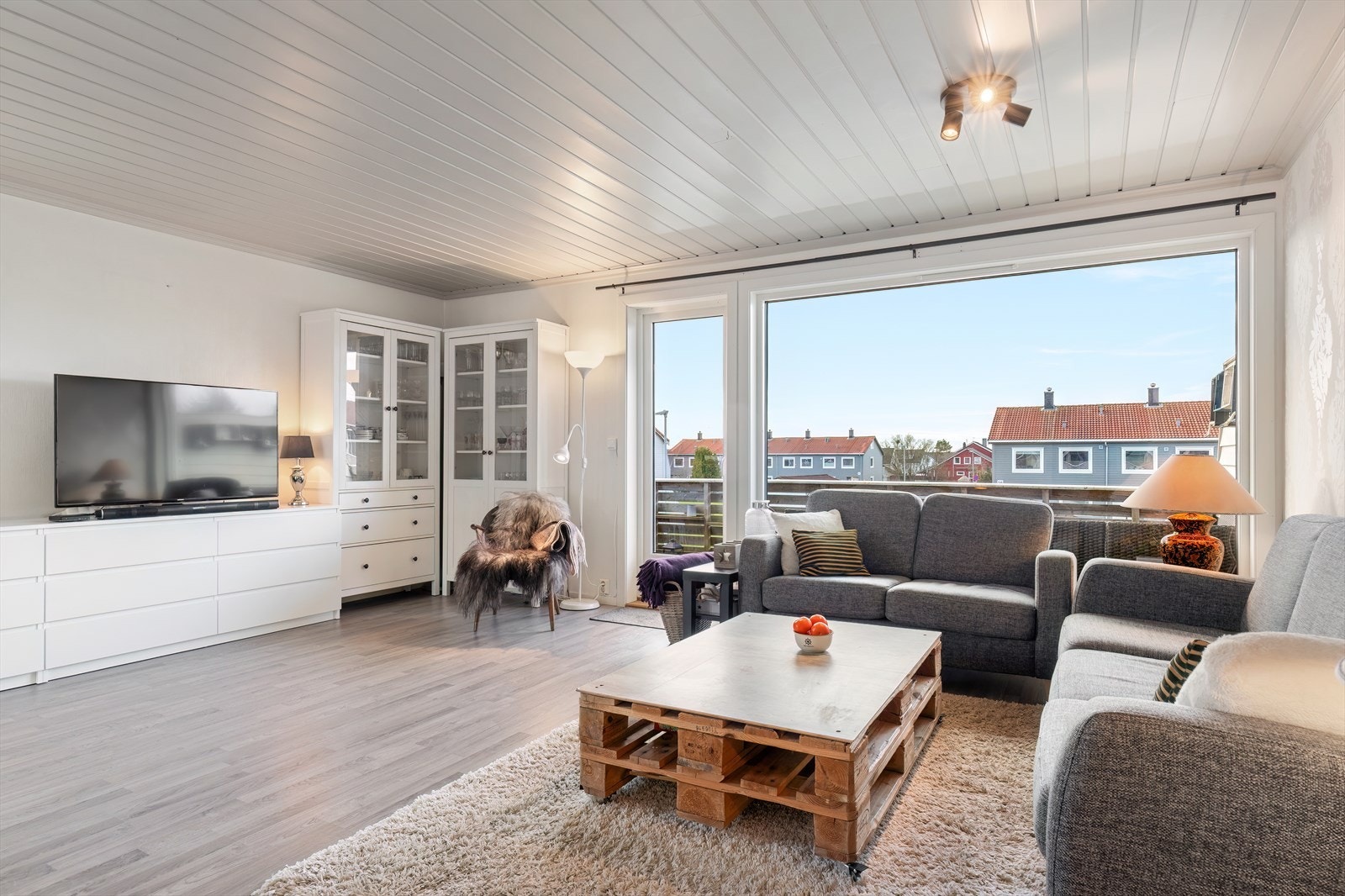 Stuen - Store vindusflater som slipper inn mye naturlig lys og utgang til balkong Galleribilde