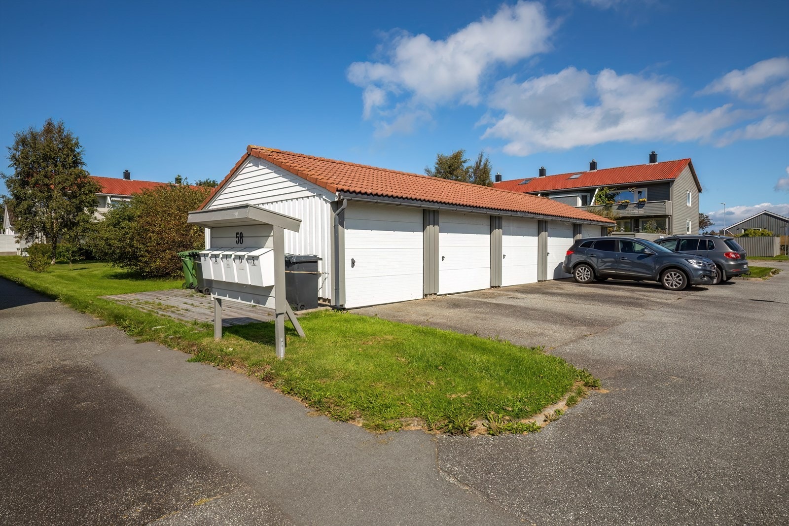 Garasjeanlegg med parkeringsplass gir praktisk biloppstilling. Galleribilde